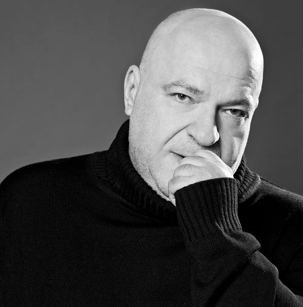 ORE 21.00 | Piazza Matteotti Identità a confronto Mauro Coruzzi, in arte Platinette, si racconta e stimola il pubblico del Festival a riflettere su quanto si possa