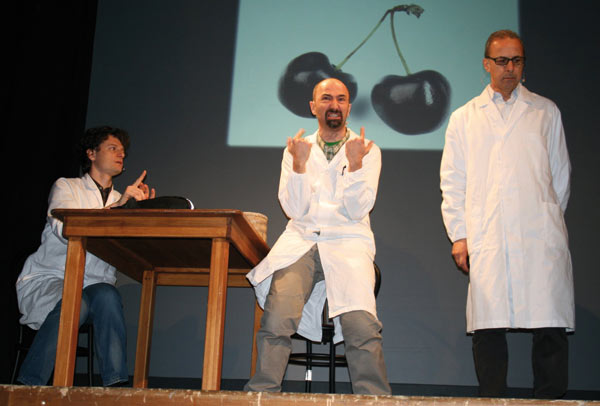 ORE 10.30 | Piazza Cesare Battisti Post-it Lezione-spettacolo di orientamento post-diploma della compagnia Teatro Educativo