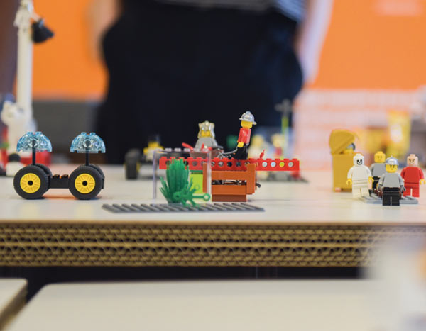 ORE 14.00 E 16.00 | Piazza Cesare Battisti Lego serious play Tavoli di lavoro: con il Lego si può giocare anche seriamente!