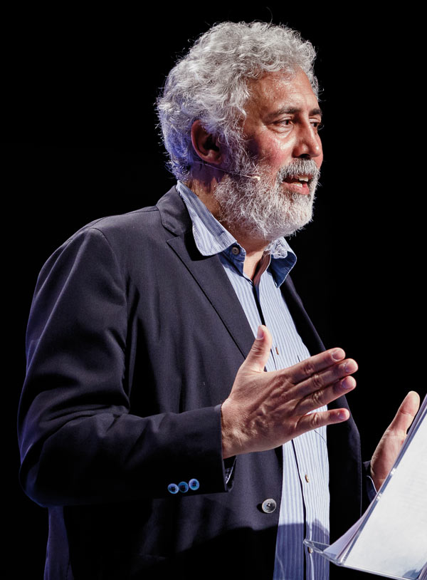 ORE 21.00 | Piazza Cesare Battisti Partire o restare. “L’amica geniale” e la questione cruciale del Sud Francesco Piccolo in un effervescente reading su forme di confine molto interne.Una chiusura di Festival con il sorriso