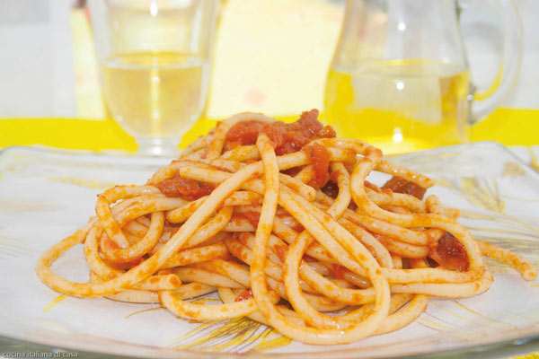 ORE 13.00 | Piazza Matteotti A pranzo col partigiano. Amatriciana di solidarietà per festeggiare assieme e rendere ancora una volta la Resistenza... contemporanea. Dalle ore 13 la piazza si trasformerà in una grande sala da pranzo dove gustarsi un buon piatto di pasta e godere della compagnia dei partigiani. 