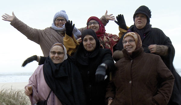 ORE 14.00 | Piazza Cesare Battisti Patience Patience di Hadja Lahbib, Belgio 2014, 85 min  Documentario molto divertente ambientato in Belgio, che racconta la storia di amicizia, integrazione ed emancipazione di un gruppo di donne marocchine 