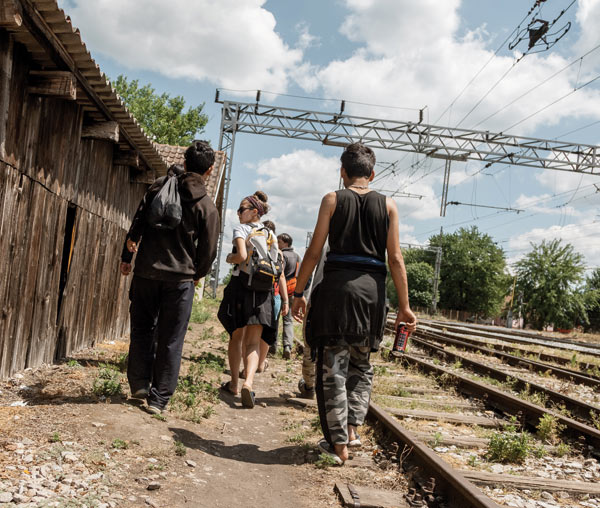 ORE 15.30 | Piazza Cesare Battisti On the road - sulle rotte dei migrantiTestimonianze, video e foto da chi - per capire - ha deciso di mettersi in cammino e andare a vedere di persona.Con la partecipazione di Valentina Petrini, giornalista della redazione Rai di Nemo - Nessuno Escluso 