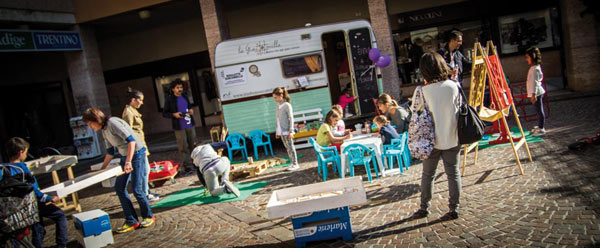 Piazza Matteotti La roulotte GiacomellaLa Giacomella è la roulotte sociale che incoraggia grandi e piccini a relazionarsi tra loro attraverso il gioco, la curiosità e il divertimento! 