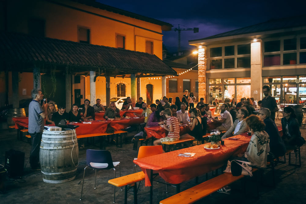 COMUNITARIA - tra la gente - Momento conviviale per conoscersi, ricordare e discutere di azioni che cambiano il quartiere - 30.08.2018